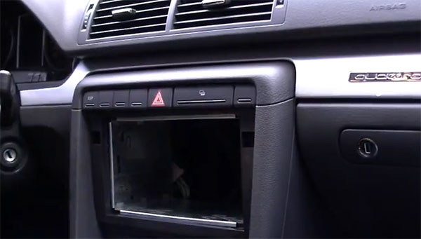 Einbaurahmen für Doppel DIN Autoradio in Dacia / 