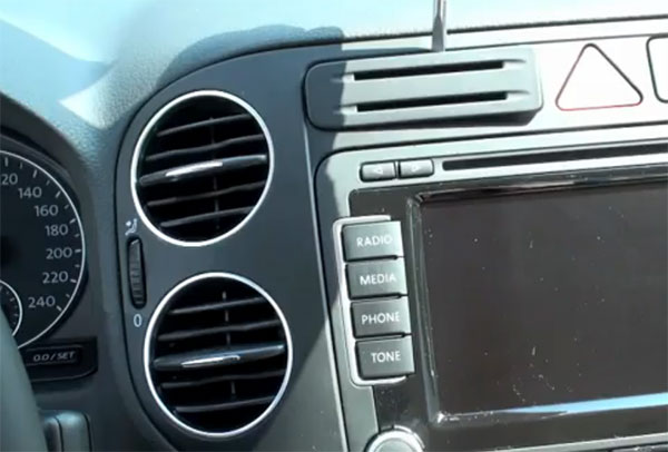Auto Radio ausbauen ohne Werkzeug Schritt für Schritt mit Schablone 