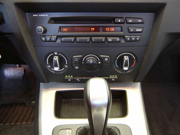 Auto Radio ausbauen ohne Werkzeug Schritt für Schritt mit Schablone 