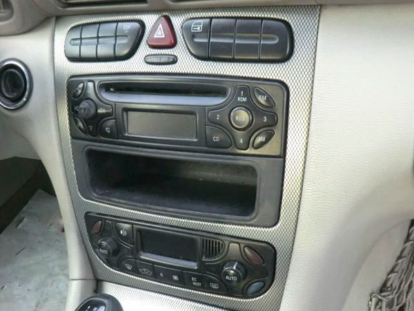 Mercedes C-200 Radio ausbauen Anleitung – Autoradio Einbau Tipps Infos  Hilfe zur Autoradio Installation
