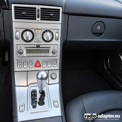 Silberne Mittelkonsole des Chrysler Crossfire 2003–2007 mit originalem 1-DIN-Radio, Klimabedienung und Lüftungsdüsen.